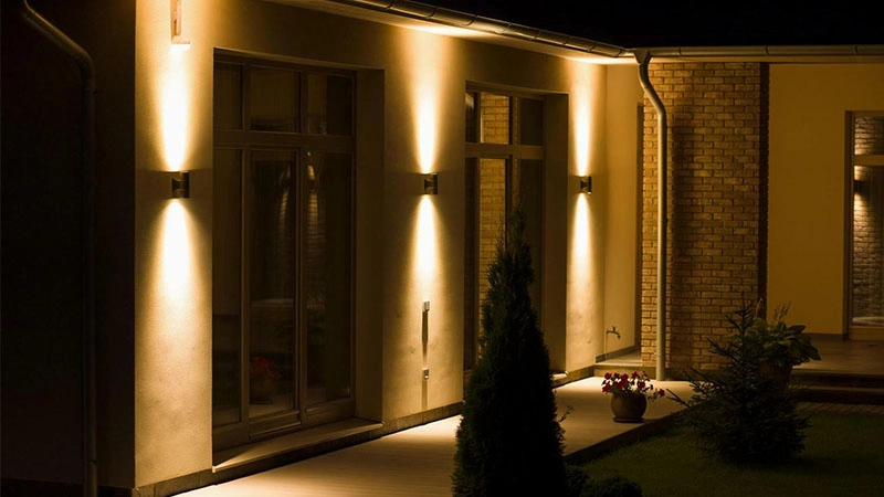 Архитектурная подсветка при помощи фасадных светильников